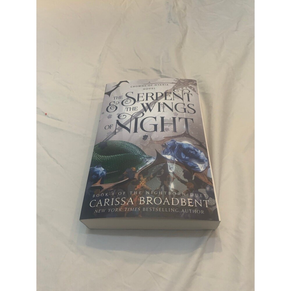 The Serpent and the Wings of Night – Carissa Broadbent (Paperback)